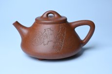 紫砂壶图片：潜力股周小培全手工降坡泥子冶石瓢 范小君徒杨志超装饰古钱币 饮之延年 特文气 - 美壶网