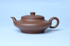 紫砂壶图片：潜力股周小培 特好文革老紫泥 全手工虚扁壶 难度大 好壶期待与您结缘 - 美壶网