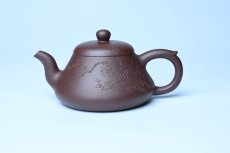 紫砂壶图片：潜力股周小培老师 全手工底槽青缘德壶 装饰通转梅花特文气 期待与您结缘 - 美壶网