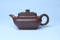 紫砂壶图片：油润老紫泥全手工精工小四方虚扁壶 - 美壶网