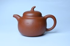 紫砂壶图片：特油润黄龙山小红泥全手工一捺底景舟茄段壶 装饰人物特文气 - 美壶网