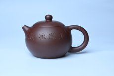 紫砂壶图片：油润底曹青 全手工西施茶壶 玉洁冰清 接天莲叶无穷碧 映日荷花别样红 - 美壶网