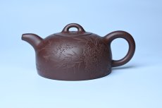 紫砂壶图片：潜力股周小培老师 油润底槽清 卡盖难度相当大 全手工半月紫砂壶 花间渴想相如露,竹不闲参陆羽经 - 美壶网