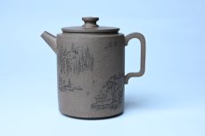 紫砂壶图片：美壶特惠 蠡墅大水潭深井老天青泥 精致圆础壶 装饰山水 茶人醉爱 - 美壶网