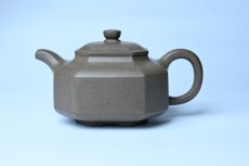 紫砂壶图片：实力派张海艳全手工蟹壳老青段泥精工八方侧角壶 气势磅礴 - 美壶网