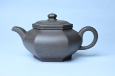 紫砂壶图片：实力派张海艳全手工油润青灰段泥藏六方壶 线面挺快 大气 - 美壶网