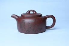 紫砂壶图片：潜力股周小培老师 4号井深井红皮龙 全手工过桥井栏壶 装饰人物特文气 - 美壶网