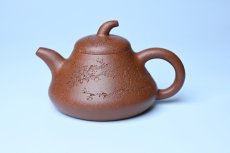 紫砂壶图片：美壶特惠 潜力股王老师 全手工拍打成型茄瓢壶 装饰梅花 特文气 - 美壶网