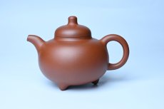 紫砂壶图片：潜力股周小培老师 老师家藏黄龙山一号井小红泥 全手工乳鼎壶 - 美壶网