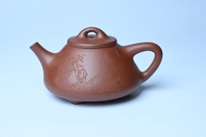 紫砂壶图片：特好底曹青 全手工小子冶石瓢 抚琴看修竹 装饰特文气 期待与亲结缘 - 美壶网