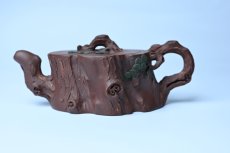 紫砂壶图片：实力派国工奚亮 全手工双色松桩壶 此壶灵动刻画描绘松桩之形 - 美壶网