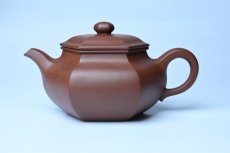 紫砂壶图片：实力派张海艳全手工精工六方仿古壶 气势磅礴 线面挺括平正 - 美壶网