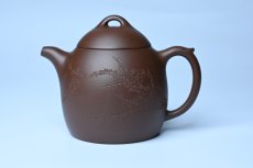 紫砂壶图片：美壶福利特惠 精致特好老紫泥秦权壶 刻梅花 特文气 - 美壶网