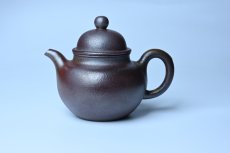 紫砂壶图片：美壶特惠 精致柴烧青灰泥掇球壶 茶人醉爱 - 美壶网