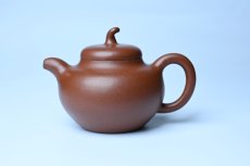 紫砂壶图片：潜力股周小培老师 油润降坡泥全手工茄瓜壶 - 美壶网