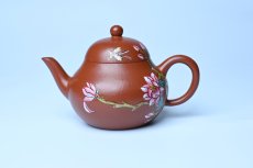 紫砂壶图片：美壶特惠 优质朱泥梨形壶 蝶恋花 茶人醉爱 - 美壶网