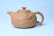 紫砂壶图片：潜力股赵老师实力演绎全手工老黄段泥灵芝游龙供春壶 游龙传福 不失为一把好壶 - 美壶网