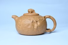 紫砂壶图片：潜力股赵老师实力演绎全手工老黄段泥金蟾供春壶 金蟾灵动 不失为一把好壶 - 美壶网