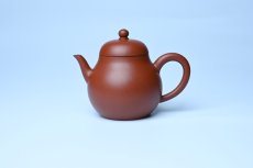 紫砂壶图片：美壶特惠 油润大红袍朱泥 手中无梨式 何以言茗事 小品高梨形 - 美壶网