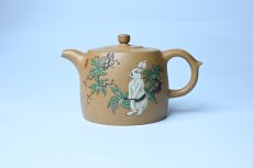 紫砂壶图片：美壶特惠 精致特好黄段泥井栏壶 泥绘祥瑞兔子 惠风和畅 寓意吉祥好运常来 - 美壶网