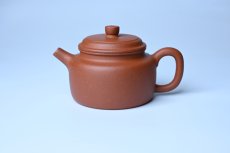 紫砂壶图片：美壶特惠 精致特好黄龙山宝山矿区红降坡泥德中壶 - 美壶网