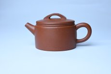 紫砂壶图片：潜力股周小培全手工演绎特好降坡泥汉瓦壶 大口盖 - 美壶网