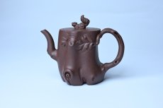 紫砂壶图片：实力派工艺师周斌底槽青精品松鼠葡萄树桩壶 - 美壶网