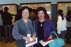 紫砂壶图片：与前香港陶瓷研艺协会黄美莉会长交流合影 - 美壶网