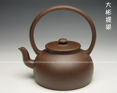 紫砂壶图片：全手工《大彬提梁》容量：1100cc，泥料：龙山名砂，质感丰富，吴建平最新力作，出断水特棒，款形到位 - 美壶网