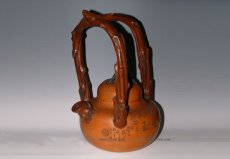 紫砂壶图片：特大壶十几年前的老壶 高级工艺师邵新和雕刻==[东坡提梁壶] - 美壶网