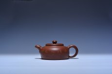 紫砂壶图片：新周盘 范荷手制乐人陶刻 - 美壶网