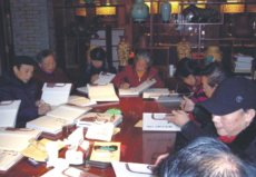 紫砂壶图片：《吴云根紫砂艺术》弟子现场签名 - 美壶网