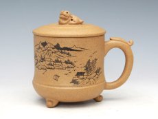 紫砂壶图片：三脚鲤龙（段泥） - 美壶网