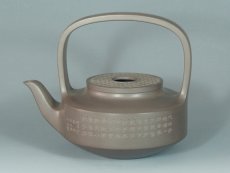 紫砂壶图片：玉璧提梁（木石刻） - 美壶网