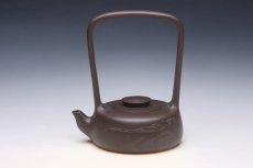 紫砂壶图片：此乐提梁（何家英书画，一粟刻） - 美壶网