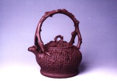 紫砂壶图片：葡萄盈筐提梁壶 - 美壶网