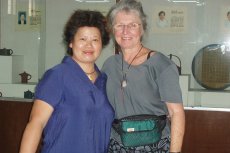 紫砂壶图片：与美国陶艺家交流合影 - 美壶网