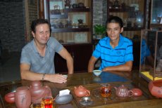 紫砂壶图片：与荷兰陶艺名家杨慕华合影 - 美壶网