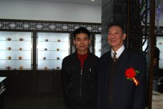 紫砂壶图片：与中国人民解放军国防大学教授博士生导师王江淮将军合影 - 美壶网