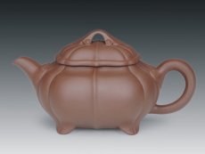 紫砂壶图片：四脚菱花 - 美壶网