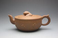 紫砂壶图片：游鱼壶（父藏老段泥） - 美壶网