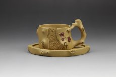 紫砂壶图片：双色梅椿套杯 黄龙山原矿段泥 - 美壶网