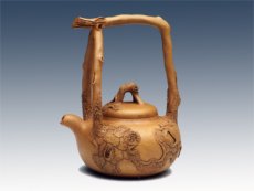 紫砂壶图片：树瘿提梁壶 - 美壶网