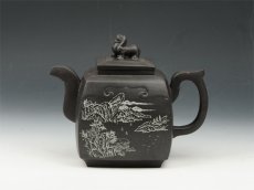 紫砂壶图片：四方瑞兽 800cc 原矿黑金砂 - 美壶网