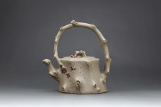 紫砂壶图片：冬之梅提梁壶（一厂原矿老段泥） - 美壶网