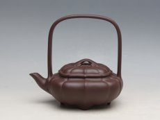 紫砂壶图片：筋囊如意提梁 - 美壶网