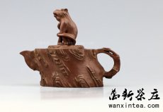 紫砂壶图片：=(早期)高工邵新和制做雕刻=[金猴望月壶] 证书齐全 - 美壶网