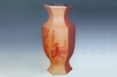 紫砂壶图片：六方花鸟鱼尾瓶 - 美壶网