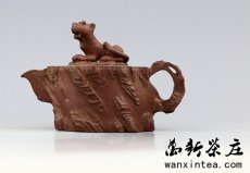 紫砂壶图片：宜兴紫砂=(早期)高工邵新和制做雕刻=[虎泉壶]II(绝品) - 美壶网