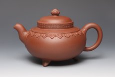 紫砂壶图片：云纹间三足鼎 - 美壶网